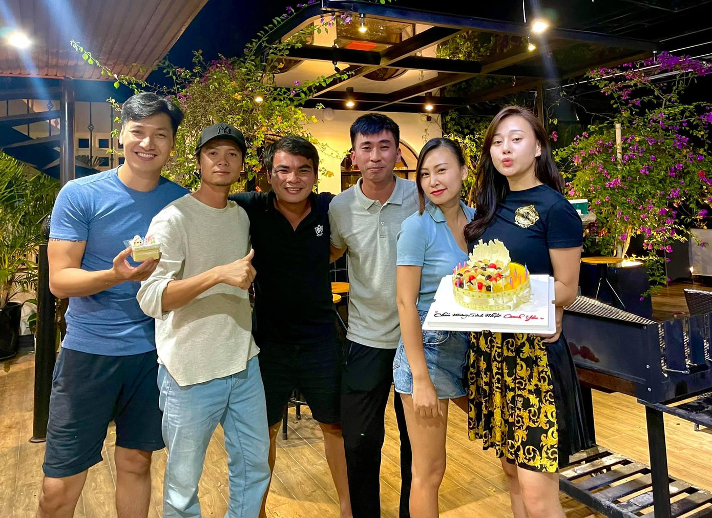 Mạnh Trường cũng xuất hiện trong bức ảnh mừng sinh nhật Phương Oanh