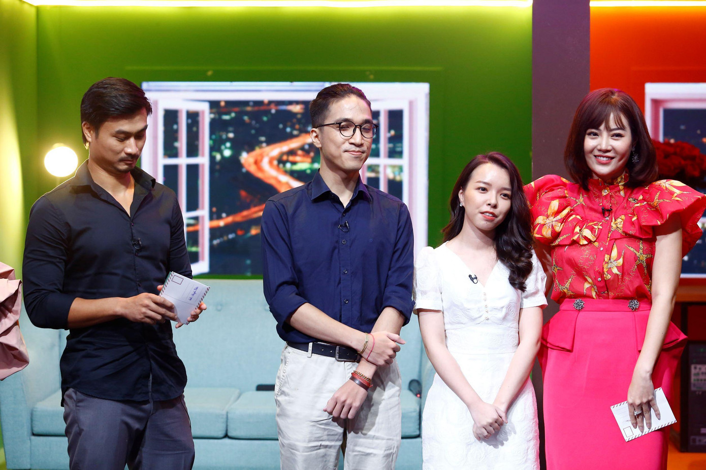 Hai diễn viên đồng hành với người chơi