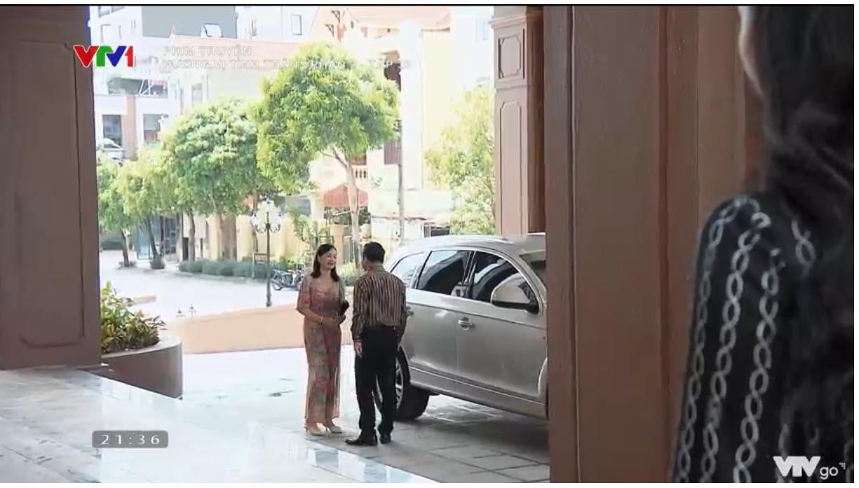 Bà Xuân ghen khi thấy ông Khang tiễn người phụ nữ khác