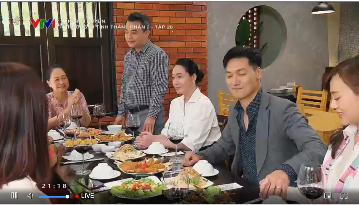 Long luôn tìm cơ hội để thể hiện tình cảm với vợ Long luôn tìm cơ hội để thể hiện tình cảm với vợ