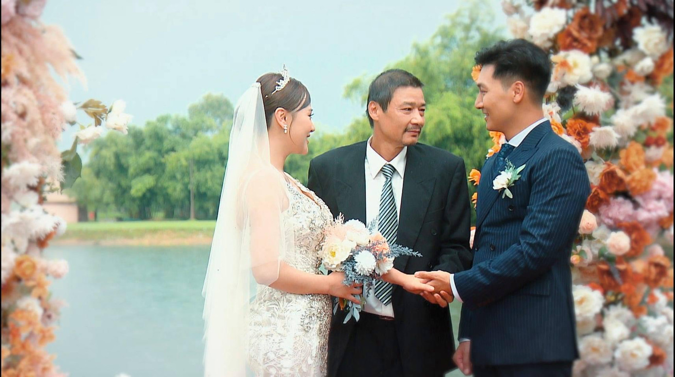 Ông Sinh hạnh phúc trao tay Nam cho Long