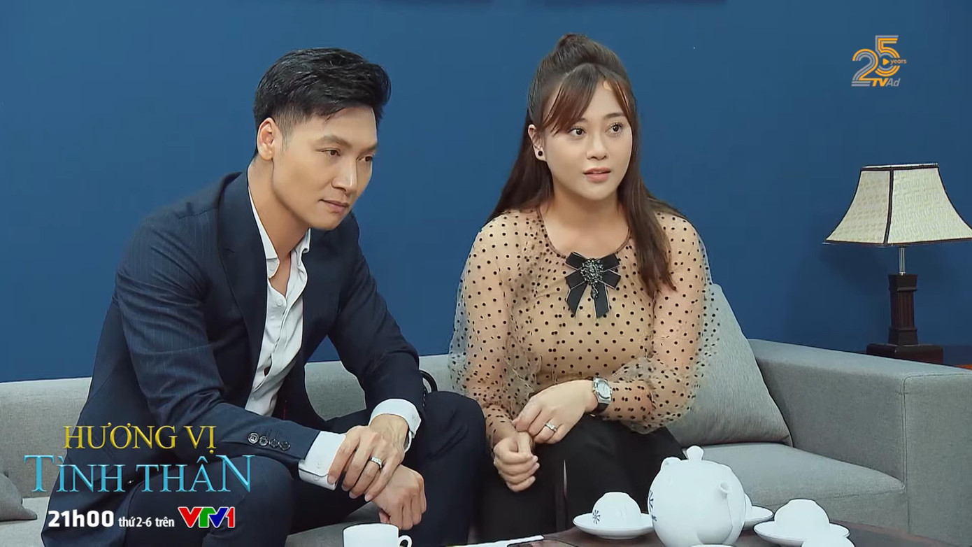 Nam khoe với Long và luật sư bằng chứng minh oan cho ông Sinh