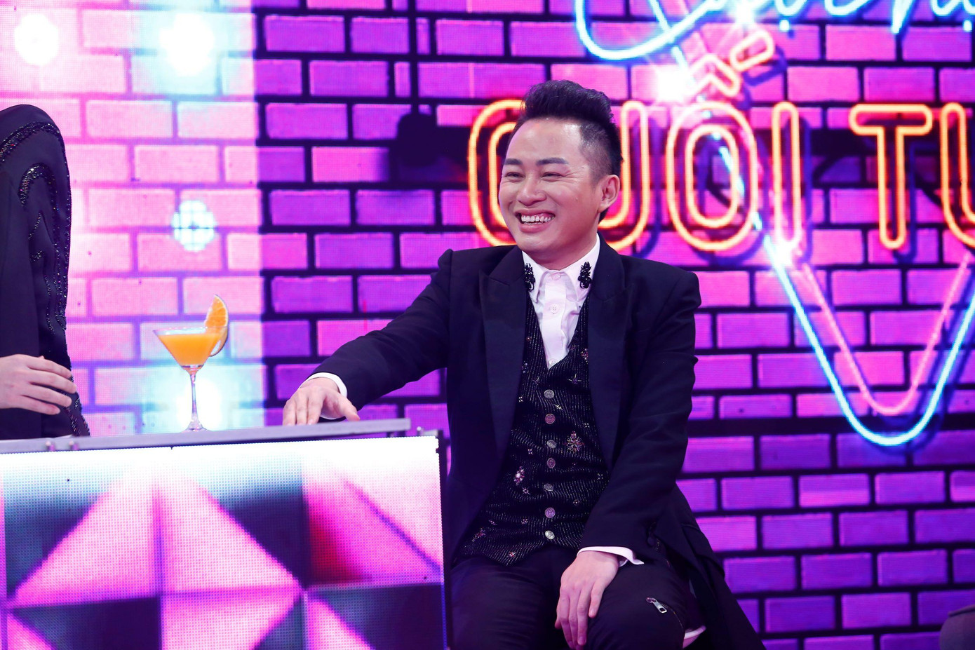 Những phút giây mới mẻ cùng Tùng Dương trong "Cuộc hẹn cuối tuần" Những phút giây mới mẻ cùng Tùng Dương trong "Cuộc hẹn cuối tuần"