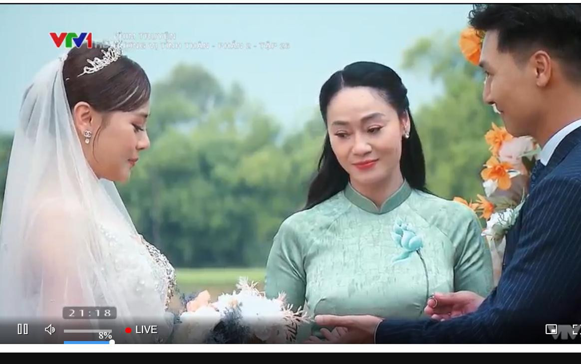 Bà Xuân trao nhẫn cho vợ chồng con trai