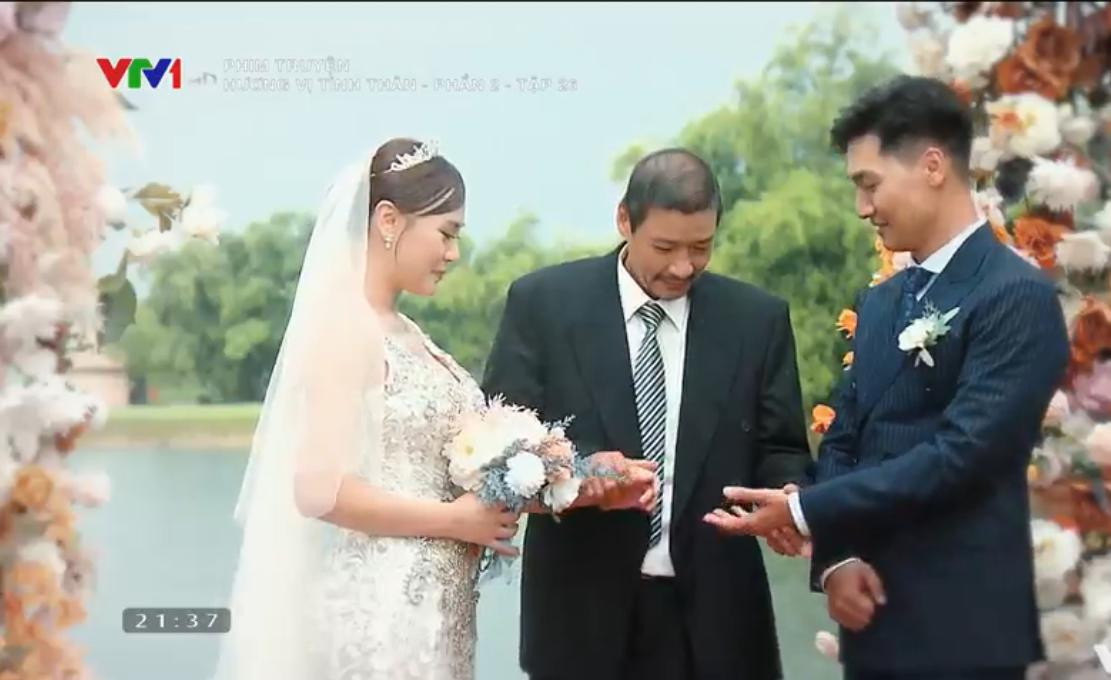 Hóa ra đây chỉ là giấc mơ của ông Sinh, thực tế ông gạt nước mắt đứng ngoài