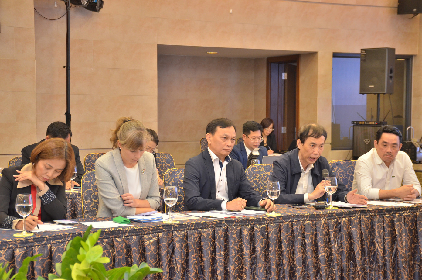 TS Võ Trí Thành (người cầm Mic) phát biểu tại hội thảo. TS Võ Trí Thành (người cầm Mic) phát biểu tại hội thảo.