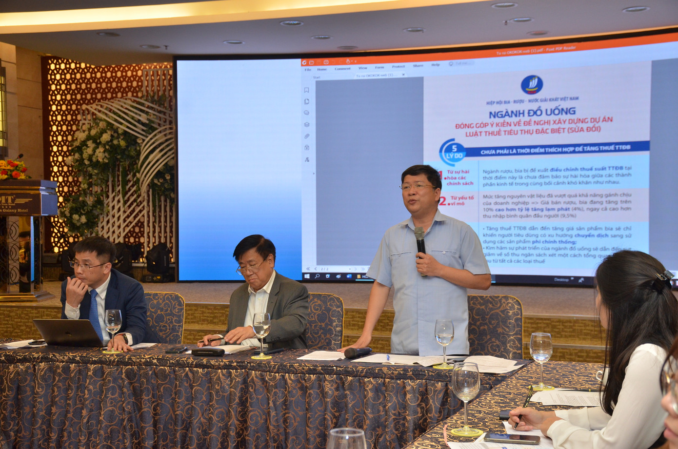 Ông Tạ Văn Hạ - Phó Chủ nhiệm Uỷ ban Văn hoá - xã hội - phát biểu. Ông Tạ Văn Hạ - Phó Chủ nhiệm Uỷ ban Văn hoá - xã hội - phát biểu.