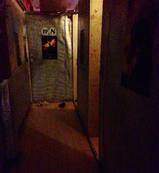Hành lang tối tăm dẫn đến các buồng chiếu phim