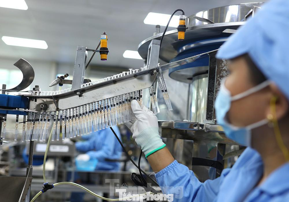 Công nhân kiểm tra những chiếc bơm bị mắc, lỗi và loại bỏ ngay