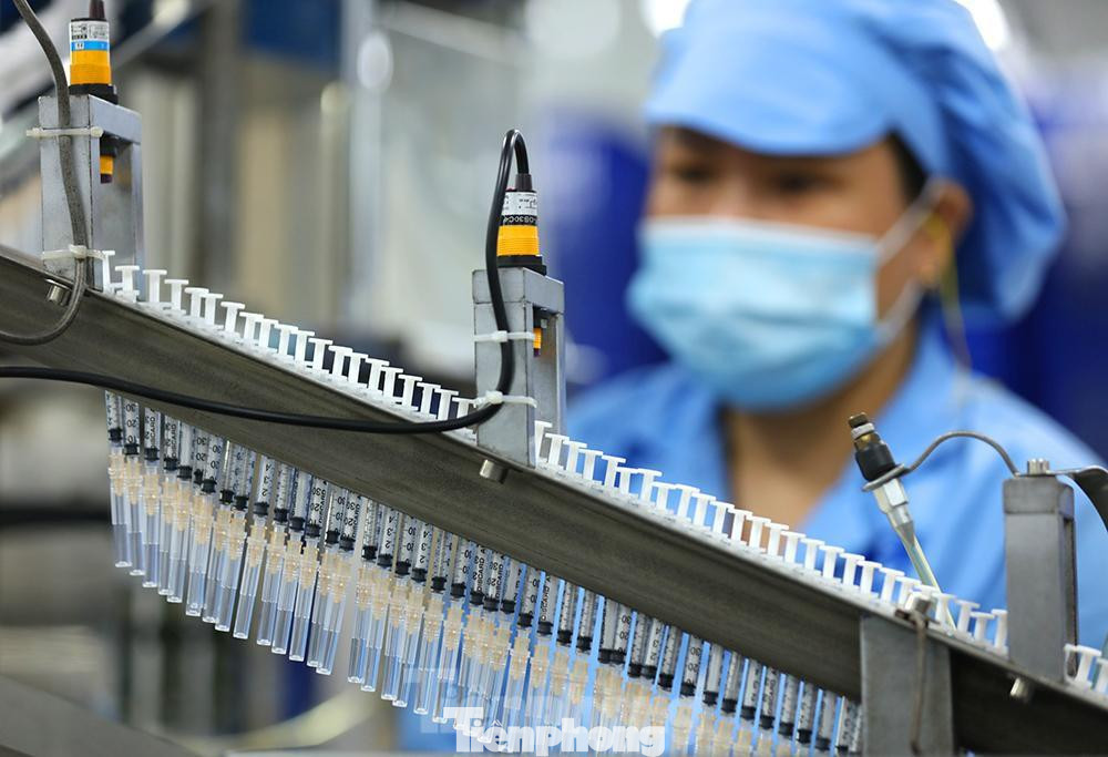 Theo ông Đỗ Anh Tuấn tổng giám đốc nhà máy cho biết: “Công ty cung cấp những bơm kim tiêm cho chiến dịch tiêm chủng quốc gia phòng COVID-19, sản lượng của công ty có thể sản xuất được 500 triệu bơm kim tiêm các loại nhưng để sản xuất bơm tiêm 1ml chuyên dùng cho tiêm vắc xin thì chưa từng có "