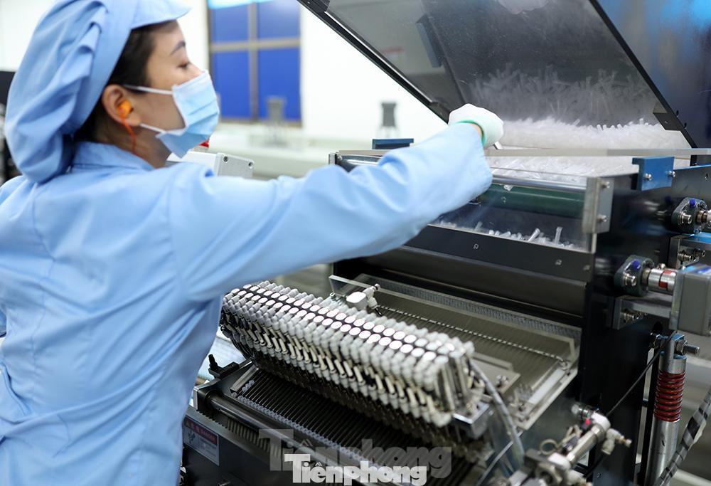 Có khoảng 250 cán bộ đang làm việc liên tục theo ca để đảm bảo cho công việc sản xuất được ổn định phục vụ cho nhu cầu tiêm chủng hiện nay.