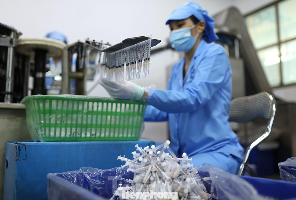 Về bơm tiêm 1ml - đúng quy chuẩn cho các loại vắc xin thông thường kể cả tiêm vắc xin phòng chống COVID-19, mục tiêu là đưa thuốc vào cơ thể an toàn, không gây sốt, không phản ứng phụ