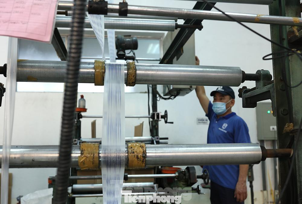 Máy in vỏ bơm kim tiêm được vận hành hết công suất được chia thành 3 ca.