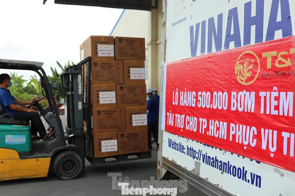 Trước đó, ngày 21/6, lô hàng 500.000 bơm kim tiêm đầu tiên trong gói tài trợ của một doanh nghiệp trong nước đã được vận chuyển đến TP Hồ Chí Minh, kịp thời hỗ trợ địa phương này trong đợt tiêm vắc xin lớn nhất từ trước tới nay.