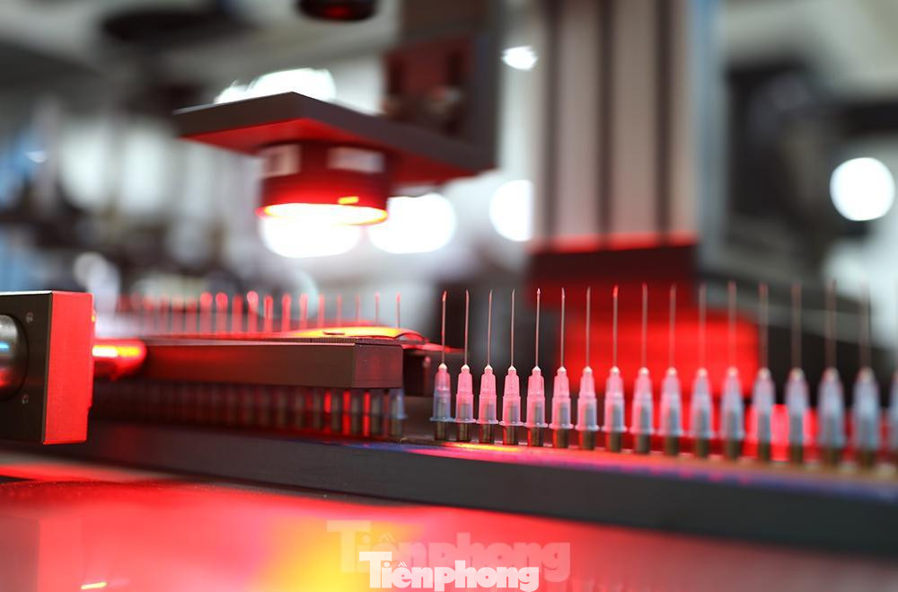 Công đoạn soi camera để loại bỏ đầu kim lỗi