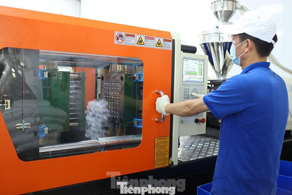 Hiện nay chiếc máy này sản xuất được 450.000 bơm kim tiêm/ngày loại 1ml. Nhà máy đang có khoảng 20 máy sản xuất các loại bơm kim tiêm từ 1ml cho đến 50ml. Hình ảnh bên trong xưởng sản xuất đặt tại Ngọc Hồi (Thanh Trì, Hà Nội).