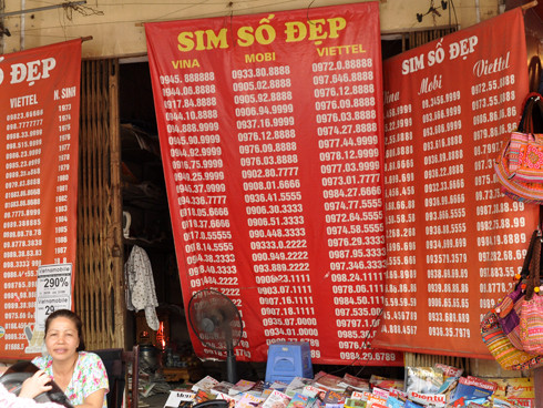 Sim thuê bao trả trước với tài khoản lớn được bán tràn lan trên phố. Ảnh: Anh Quân