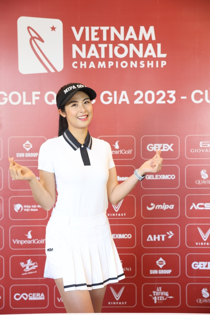 Sáng 6/7, Hoa hậu Ngọc Hân tới tham dự buổi họp báo Giải Vô địch Golf Quốc gia năm 2023 – Cúp VinFast tổ chức ở Hà Nội. Là người đam mê chơi golf, hoa hậu Ngọc Hân thường xuyên đồng hành cùng các giải golf do báo Tiền Phong tổ chức. Hoa hậu Việt Nam 2010 diện bộ trang phục tông màu trắng nền nã, thanh lịch.