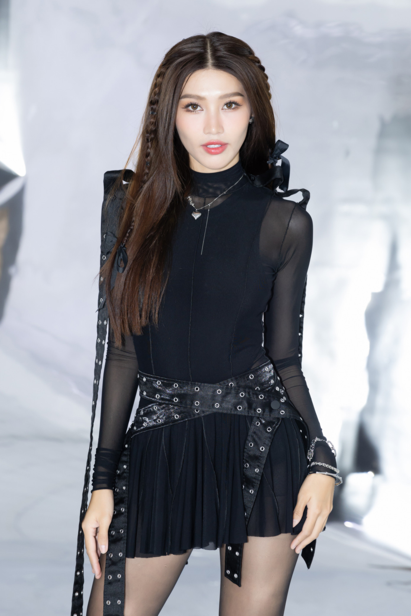 Với kinh nghiệm làm người mẫu, thi sắc đẹp lâu năm, Á hậu Quỳnh Châu ghi điểm bằng những bước đi và thần thái sắc lạnh, chuyên nghiệp.