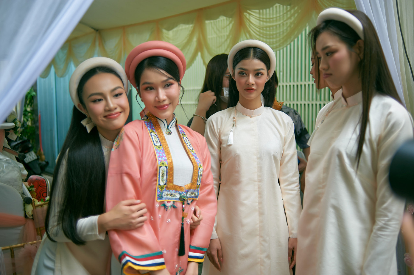 Các người đẹp tranh thủ ghi lại khoảnh khắc thân thiết bên Á hậu Phương Anh trước khi chú rể tới. Họ đều là những người bạn thân thiết của Phương Anh trong công việc và cuộc sống.