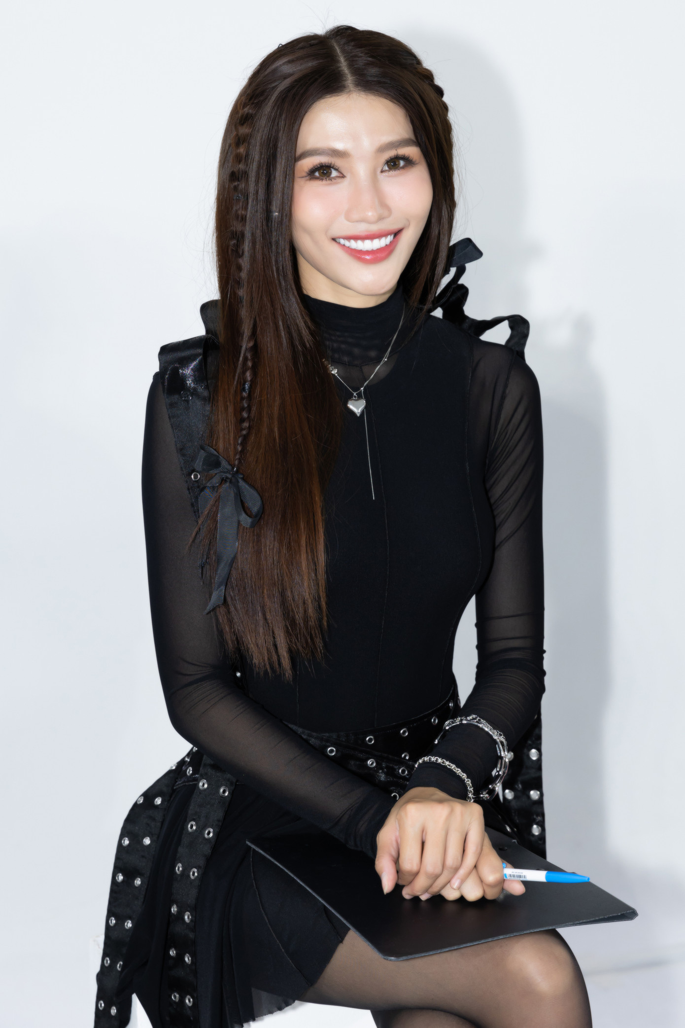 Trong thành viên ban giám khảo còn có Á hậu Thạch Thu Thảo. Các người đẹp cùng diện trang phục đen cá tính, quyền lực.