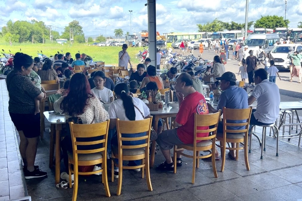 Lượng khách dừng chân ăn uống cũng đông hơn trước. Ảnh: Hoàng Anh Lượng khách dừng chân ăn uống cũng đông hơn trước. Ảnh: Hoàng Anh