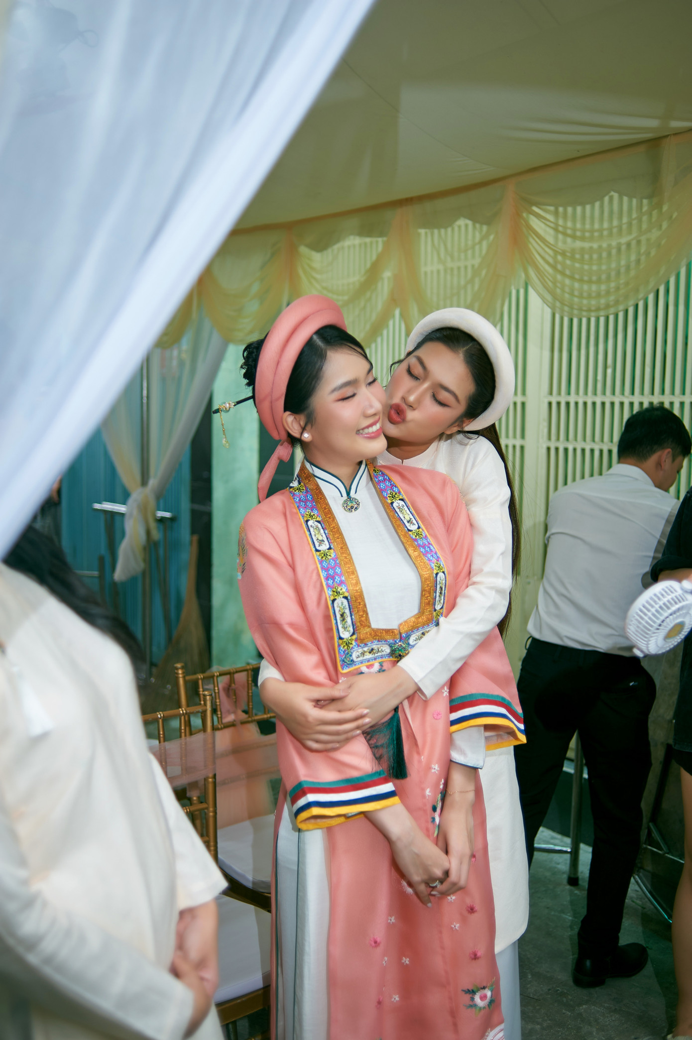 Hoa hậu Thiên Ân thân thiết bên đàn chị. Mới hoạt động cùng công ty nhưng cả hai chia sẻ nhiều khoảnh khắc gần gũi trong cuộc sống.