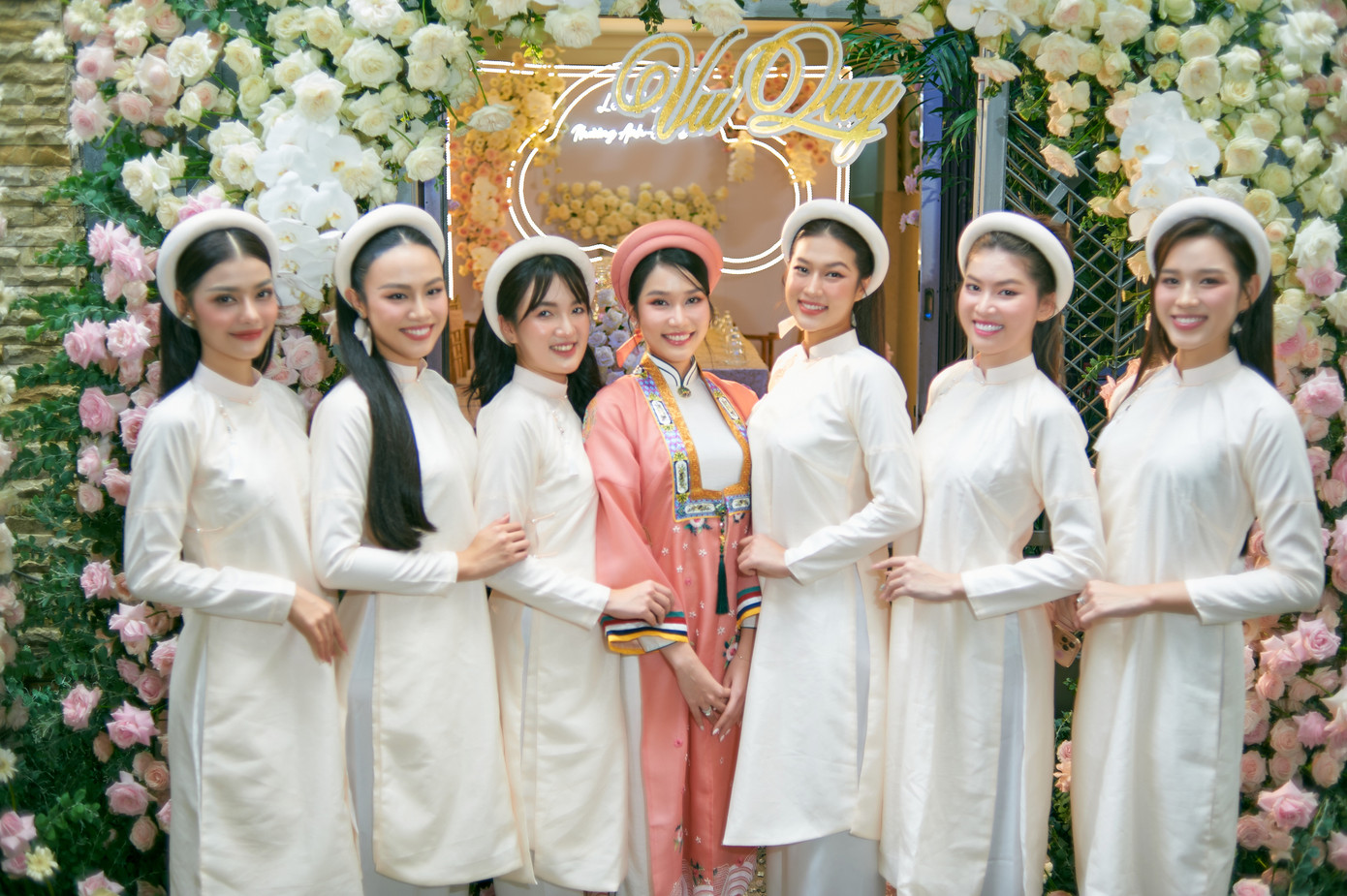 Các người đẹp tranh thủ ghi lại khoảnh khắc thân thiết bên Á hậu Phương Anh trước khi chú rể tới. Họ đều là những người bạn thân thiết của Phương Anh trong công việc và cuộc sống.