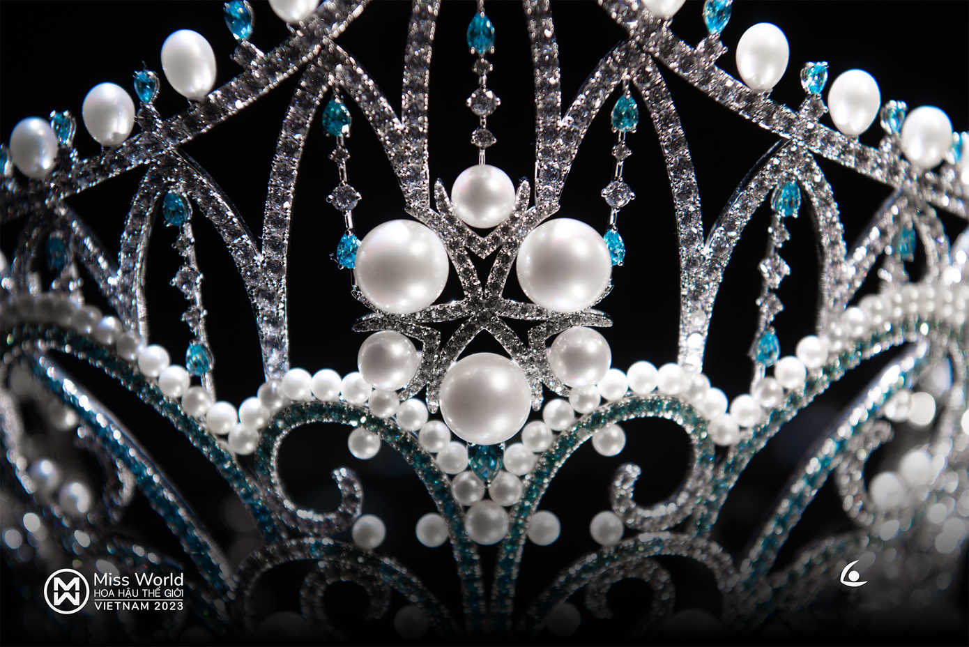 Ban tổ chức cho biết chiếc vương miện Miss World Vietnam 2023 được đính kết 999 viên đá quý trắng, 299 viên đá quý xanh và 168 viên ngọc trai. Thiết kế mang màu xanh chủ đạo, gợi nhớ đến hình ảnh của những lớp sóng cuộn trào khơi xa, những ngọn núi trùng điệp. Sau những phần thi tại vòng Chung khảo toàn quốc Miss World Vietnam 2023, ban giám khảo đã chọn ra Top 40 thí sinh xuất sắc nhất bước vào vòng chung kết toàn quốc tại Quy Nhơn.