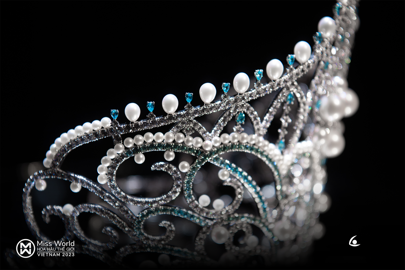 Ban tổ chức cho biết chiếc vương miện Miss World Vietnam 2023 được đính kết 999 viên đá quý trắng, 299 viên đá quý xanh và 168 viên ngọc trai. Thiết kế mang màu xanh chủ đạo, gợi nhớ đến hình ảnh của những lớp sóng cuộn trào khơi xa, những ngọn núi trùng điệp. Sau những phần thi tại vòng Chung khảo toàn quốc Miss World Vietnam 2023, ban giám khảo đã chọn ra Top 40 thí sinh xuất sắc nhất bước vào vòng chung kết toàn quốc tại Quy Nhơn.