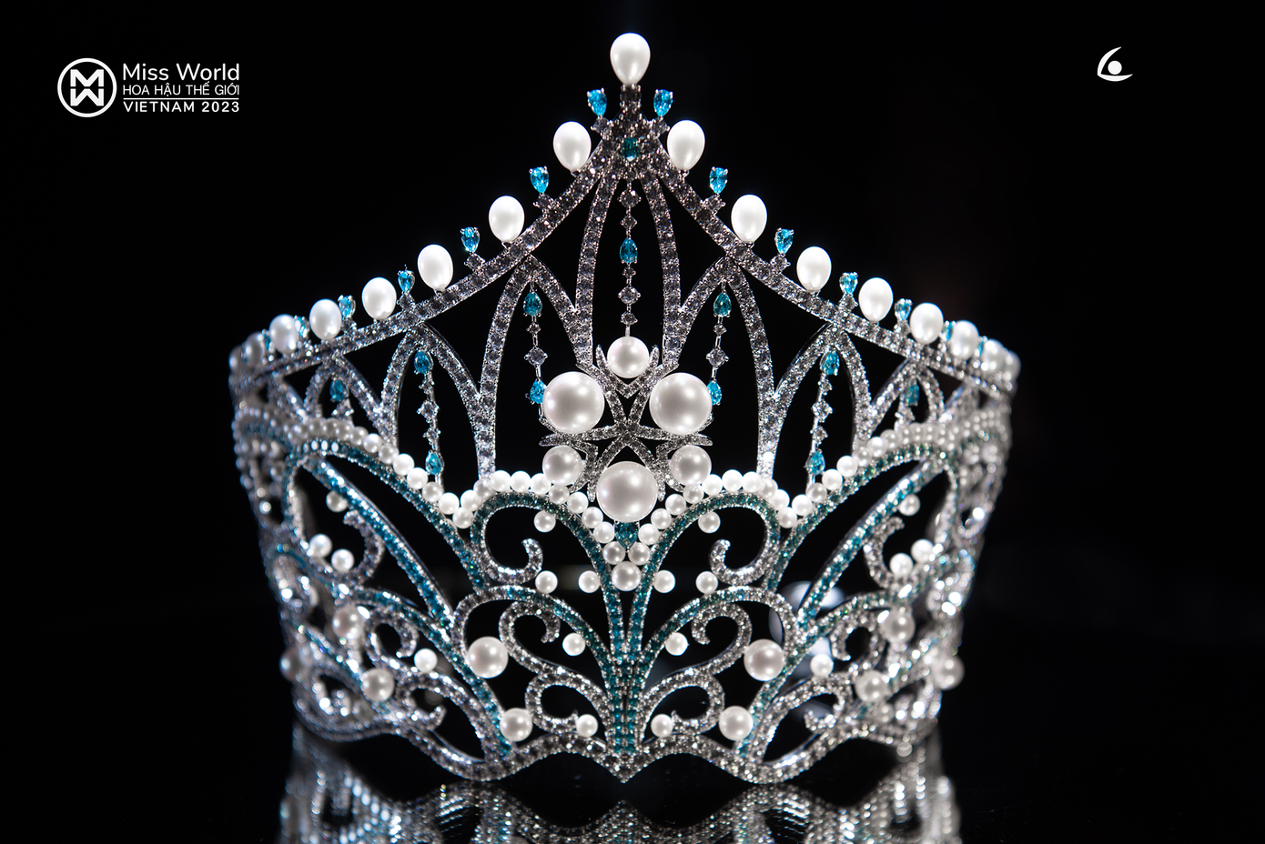 Ban tổ chức cho biết chiếc vương miện Miss World Vietnam 2023 được đính kết 999 viên đá quý trắng, 299 viên đá quý xanh và 168 viên ngọc trai. Thiết kế mang màu xanh chủ đạo, gợi nhớ đến hình ảnh của những lớp sóng cuộn trào khơi xa, những ngọn núi trùng điệp. Sau những phần thi tại vòng Chung khảo toàn quốc Miss World Vietnam 2023, ban giám khảo đã chọn ra Top 40 thí sinh xuất sắc nhất bước vào vòng chung kết toàn quốc tại Quy Nhơn.
