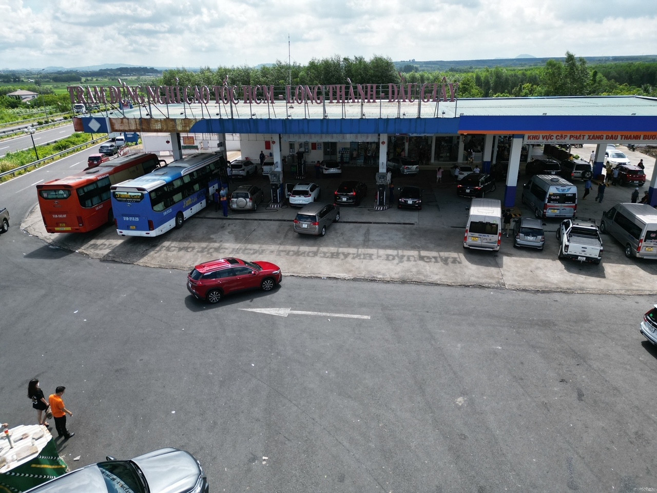 Nhiều xe phải “chen” đậu vào một số vị trí ở cây xăng trên trạm dừng nghỉ cao tốc Long Thành - Dầu Giây. Ảnh: Hoàng Anh Nhiều xe phải “chen” đậu vào một số vị trí ở cây xăng trên trạm dừng nghỉ cao tốc Long Thành - Dầu Giây. Ảnh: Hoàng Anh