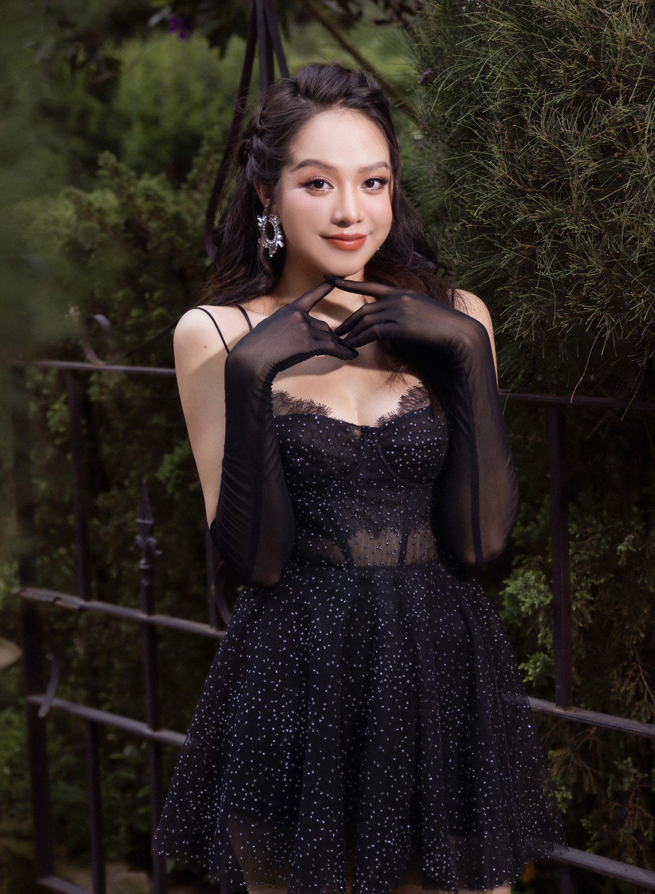 Ngày 1/7, Hoa hậu Thanh Thủy bước sang tuổi 21. Cô xuất hiện trong bộ ảnh mừng sinh nhật mang màu sắc ngọt ngào, lãng mạn. Người đẹp Đà Nẵng diện bộ váy sequin màu đen lấp lánh, khoe vòng 1 gợi cảm.