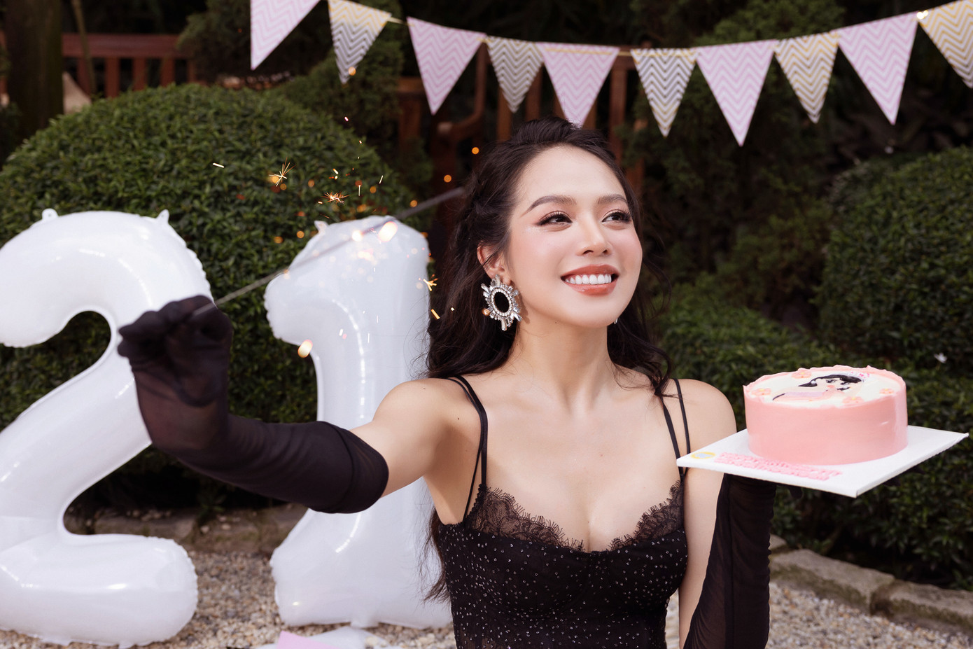 Thanh Thủy chia sẻ trong ngày sinh nhật cô nhận được nhiều lời chúc mừng của người thân, khán giả. Nhìn lại một năm qua, Thanh Thủy cho biết cô đã có cột mốc đáng nhớ và ý nghĩa trong cuộc đời khi giành được vương miện Hoa hậu Việt Nam 2022 ở tuổi 20.