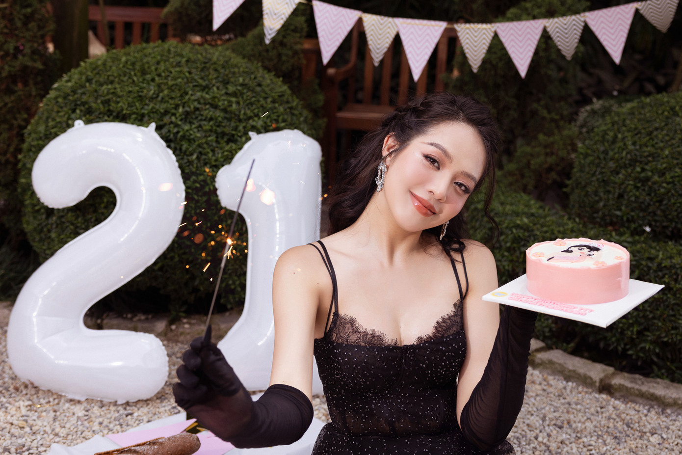 Thanh Thủy chia sẻ trong ngày sinh nhật cô nhận được nhiều lời chúc mừng của người thân, khán giả. Nhìn lại một năm qua, Thanh Thủy cho biết cô đã có cột mốc đáng nhớ và ý nghĩa trong cuộc đời khi giành được vương miện Hoa hậu Việt Nam 2022 ở tuổi 20.