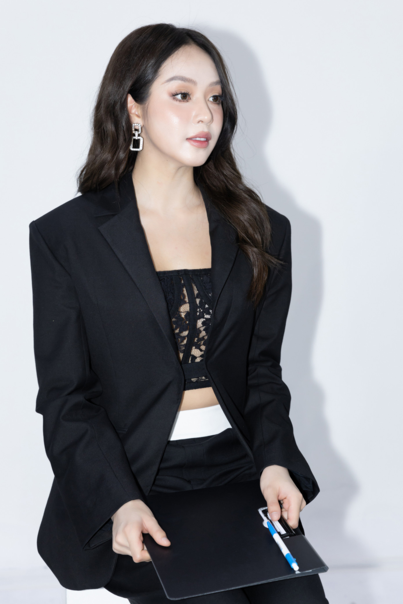 Mới đây, Hoa hậu Thanh Thủy đảm nhận vai trò giám khảo casting người mẫu cho show diễn Extra Men 2 tại TPHCM. Xuất hiện tại sự kiện, người đẹp Đà Nẵng diện trang phục vest màu đen thanh lịch, sang trọng.