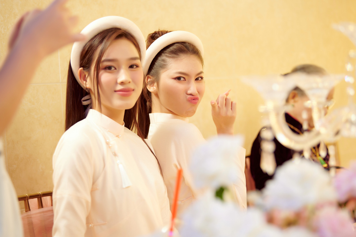 Hoa hậu Đỗ Thị Hà, Á hậu Ngọc Thảo cùng dàn người đẹp diện áo dài trắng tinh khôi, trang điểm nhẹ nhàng.