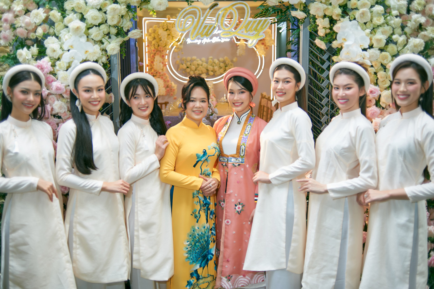 Dàn người đẹp rạng rỡ trong lễ ăn hỏi của Á hậu Phương Anh.