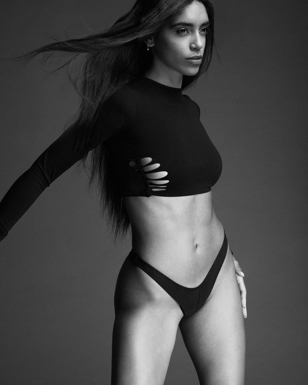 Nhiều người tỏ ra khó chịu với màu da của Athenea Pérez, cho rằng cô không có chút nào phong cách của phụ nữ Tây Ban Nha.