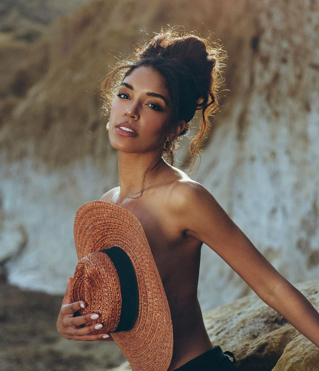 "Trong cuộc sống, bạn sẽ luôn gặp phải những tảng đá chắn đường. Bạn phải học cách yêu chúng trước khi giải thoát khỏi chúng. Mỗi khó khăn đều dạy cho chúng ta bài học, hầu hết bài học đều đau đớn nhưng sẽ giúp hình thành nên con người của chúng ta hôm nay", cô chia sẻ.