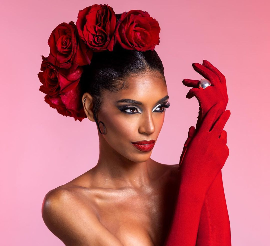 Trong quá trình tham gia Hoa hậu Hoàn vũ Tây Ban Nha 2023, Athenea Pérez phải hứng chịu bạo lực mạng thông qua những bình luận tiêu cực trên mạng xã hội.