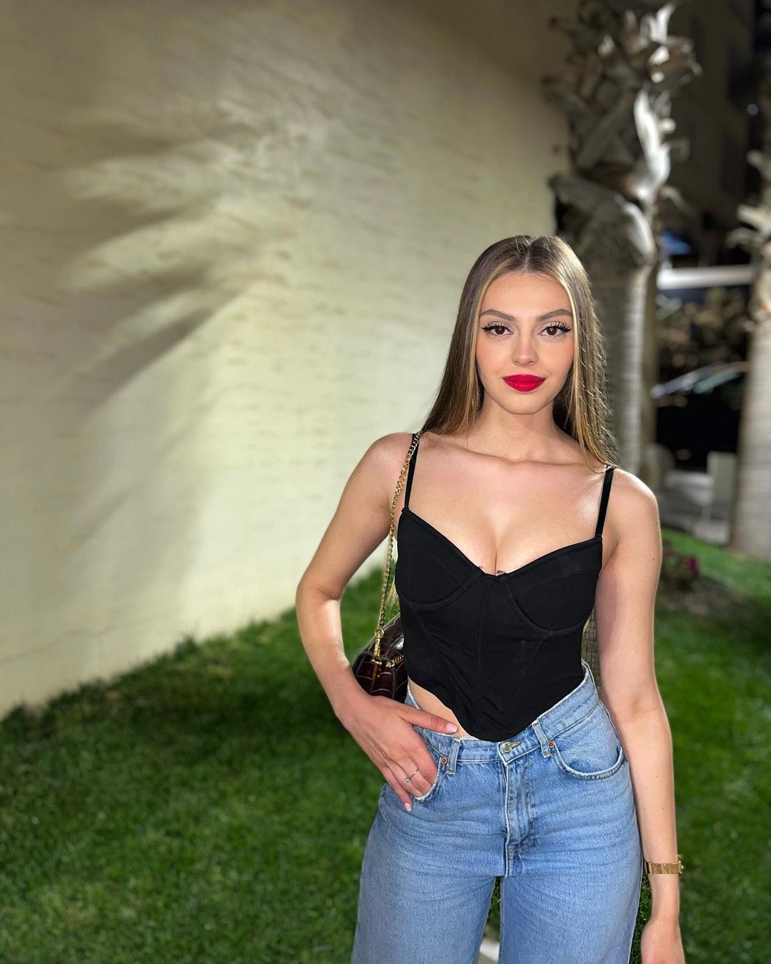 Người đẹp hiện theo học bằng Khoa học Truyền thông ở Italia. Cô hy vọng tương lai làm việc trong lĩnh vực quảng cáo và trở thành người dẫn chương trình truyền hình.