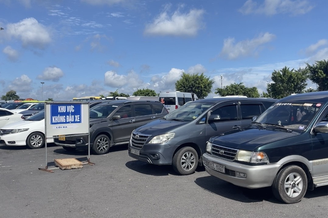 Khu vực có bảng “cấm đậu xe” nhưng các ô tô vẫn đậu vì hết chỗ. Ảnh: Hoàng Anh Khu vực có bảng “cấm đậu xe” nhưng các ô tô vẫn đậu vì hết chỗ. Ảnh: Hoàng Anh