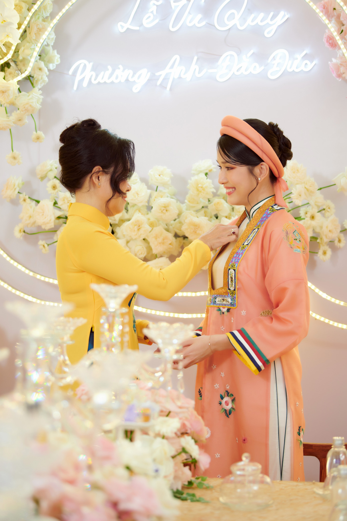 Phương Anh hạnh phúc khi được mẹ trao lễ vật trong buổi lễ đính hôn.