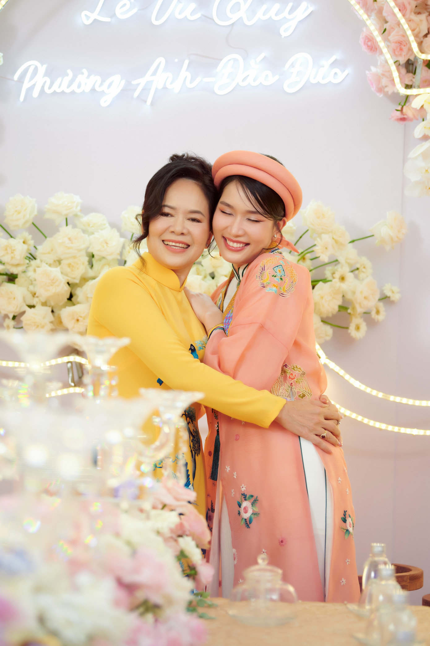 Phương Anh hạnh phúc khi được mẹ trao lễ vật trong buổi lễ đính hôn.