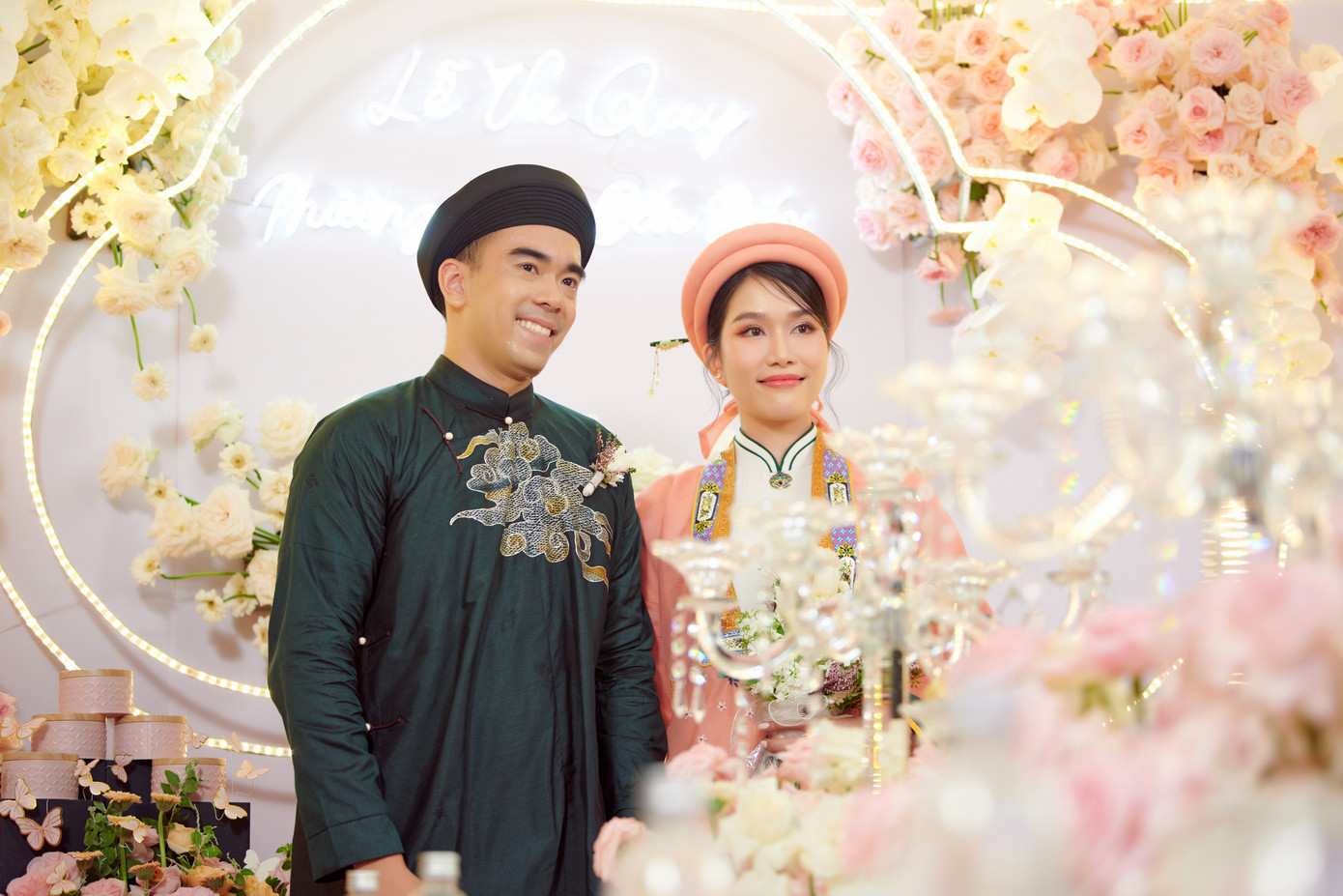 Cặp đôi thực hiện các nghi thức trong lễ đính hôn.