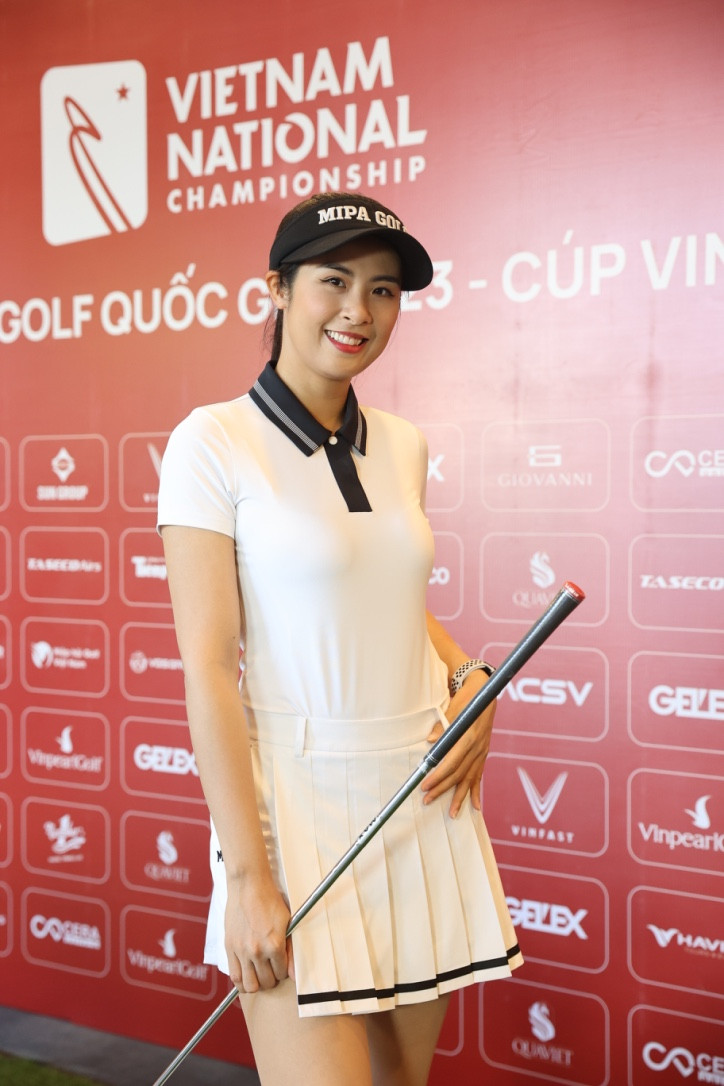 Sáng 6/7, Hoa hậu Ngọc Hân tới tham dự buổi họp báo Giải Vô địch Golf Quốc gia năm 2023 – Cúp VinFast tổ chức ở Hà Nội. Là người đam mê chơi golf, hoa hậu Ngọc Hân thường xuyên đồng hành cùng các giải golf do báo Tiền Phong tổ chức. Hoa hậu Việt Nam 2010 diện bộ trang phục tông màu trắng nền nã, thanh lịch.