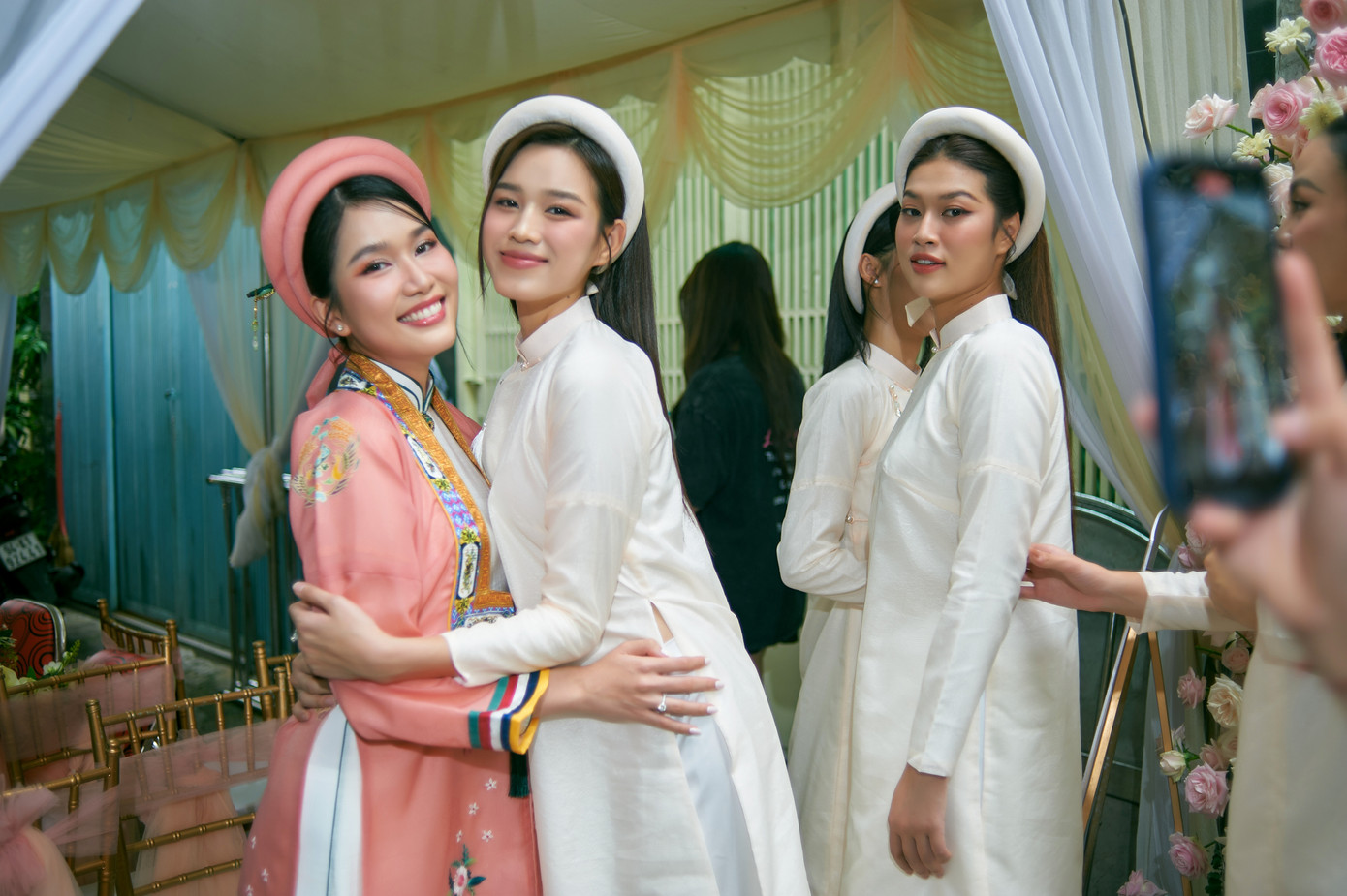 Các người đẹp tranh thủ ghi lại khoảnh khắc thân thiết bên Á hậu Phương Anh trước khi chú rể tới. Họ đều là những người bạn thân thiết của Phương Anh trong công việc và cuộc sống.