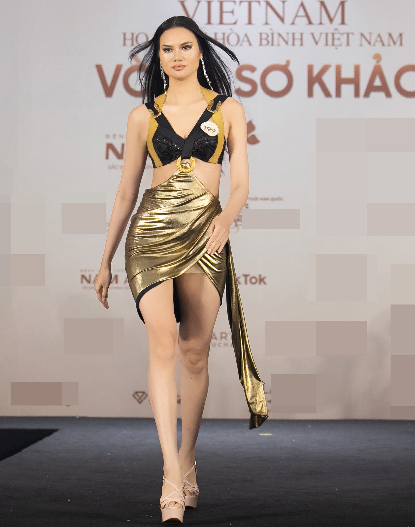 Các thí sinh thể hiện những bước catwalk duyên dáng, sôi động trước ban giám khảo. Cuộc thi năm nay ngoài sự góp mặt của nhiều cái tên quen thuộc còn có gương mặt mới với những màn hô tên hài hước, mới lạ, tạo nên bầu không khí sôi động cho chương trình.