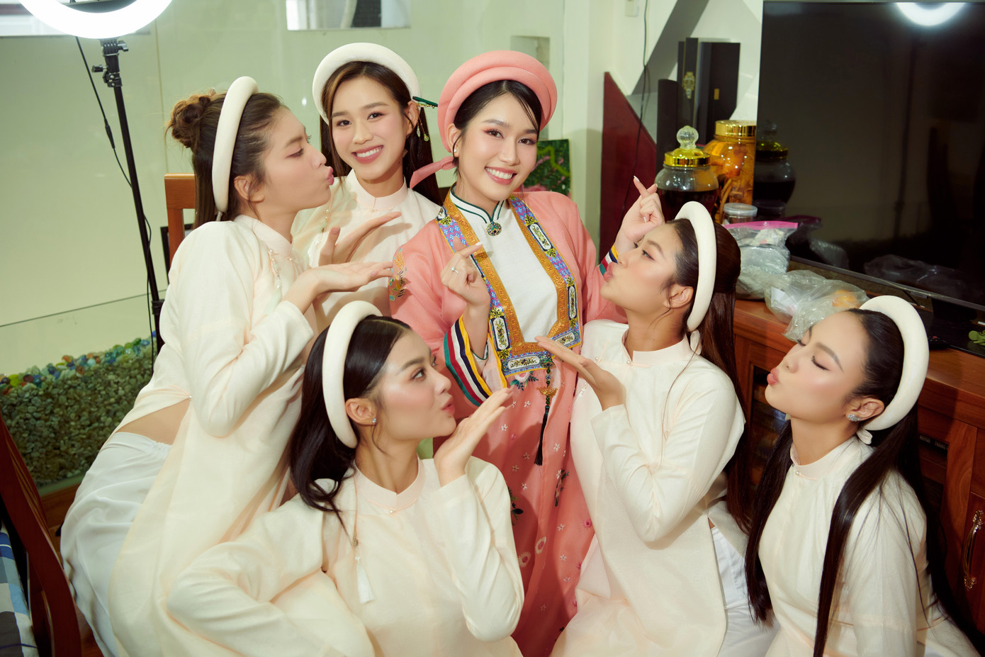 Ngay từ sáng sớm, những người bạn thân thiết trong đội bê tráp của Á hậu Phương Anh đã có mặt tại nhà cô. Các người đẹp gồm Hoa hậu Đỗ Thị Hà, Thiên Ân, Á hậu Ngọc Thảo, Kiều Loan, Á hậu Hoàn vũ Thủy Tiên.